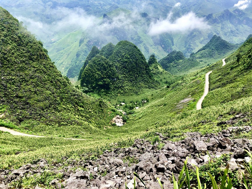 A sight of Ma Pi Leng Pass from above