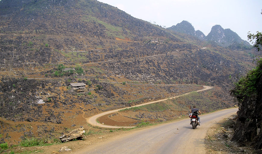 Road to Dong Van Plateau